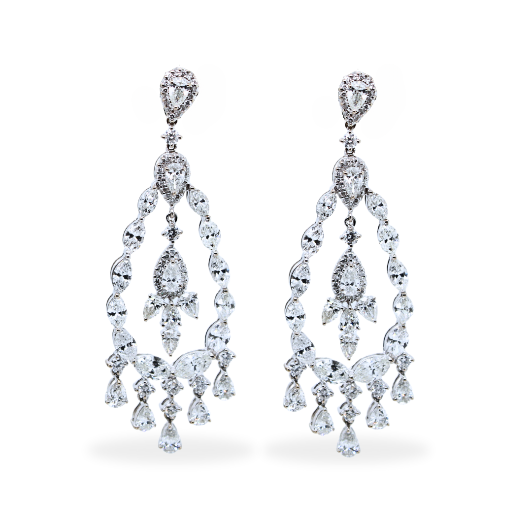18k White Gold Pear Shape Diamond Dangling Earring