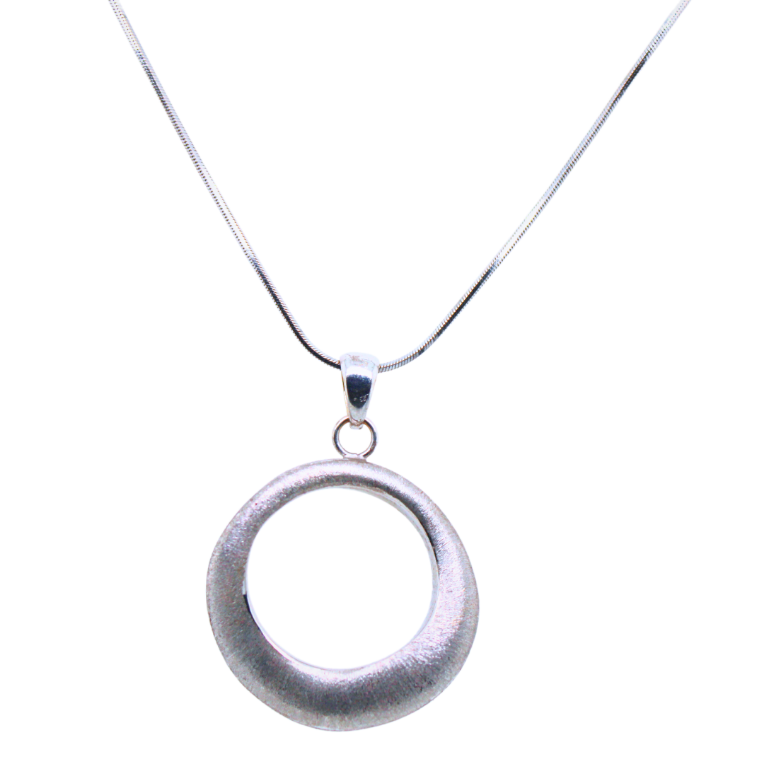 18K WHITE GOLD CIRCULAR PENDANT