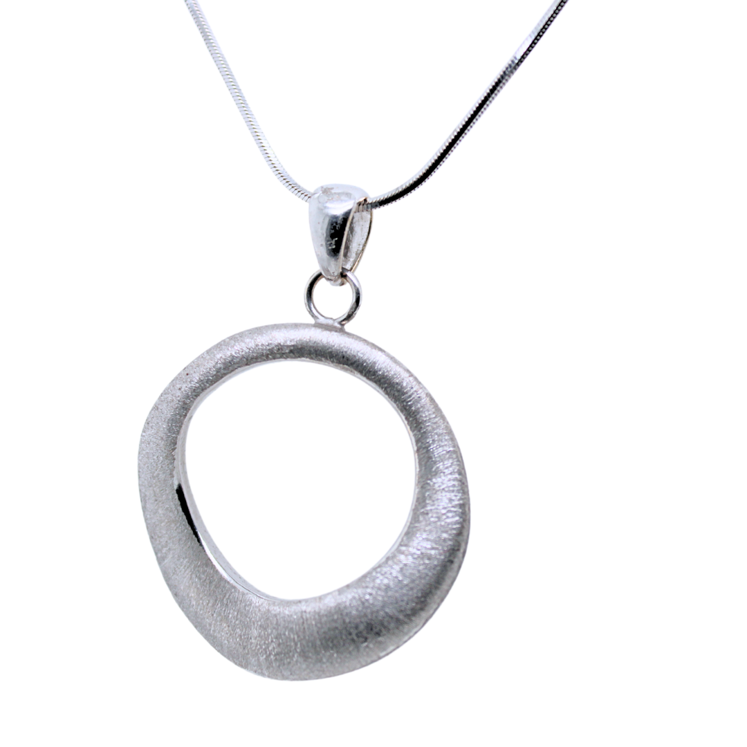 18K WHITE GOLD CIRCULAR PENDANT