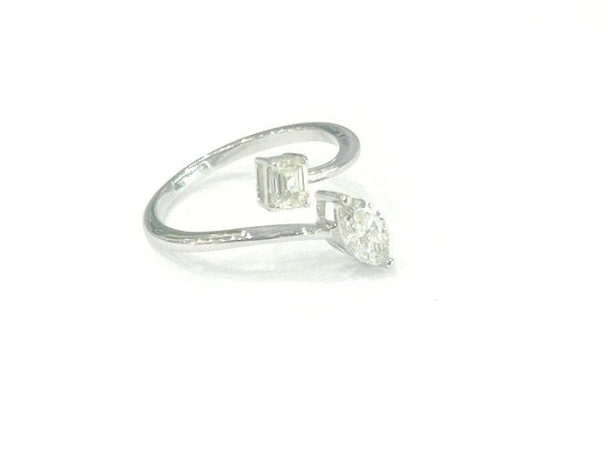 18K White Gold Pear & Emerald Diamond Crisscross Ring 0.83 Carats