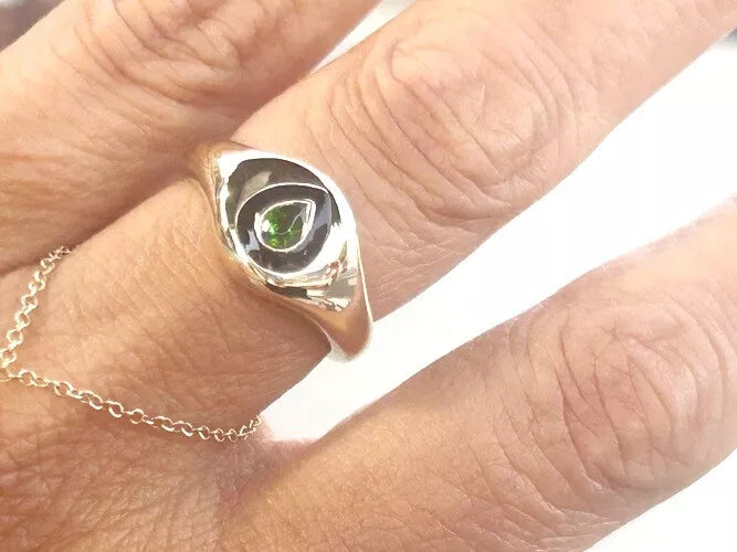 14K Yellow Gold Green Peridot & Black Enamel Signet Ring 0.18 Carats