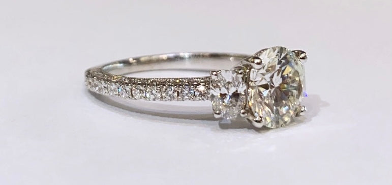 18K WHITE GOLD, 3-STONE WITH PAVE BAND, DIAMOND RING