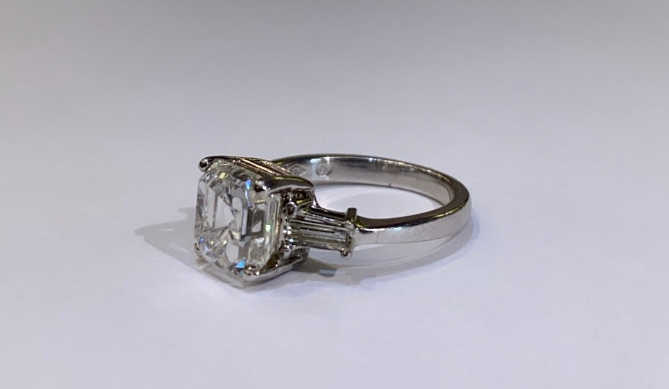 18K WHITE GOLD, VINTAGE 3 STONE DIAMOND ENGAGEMENT RING
