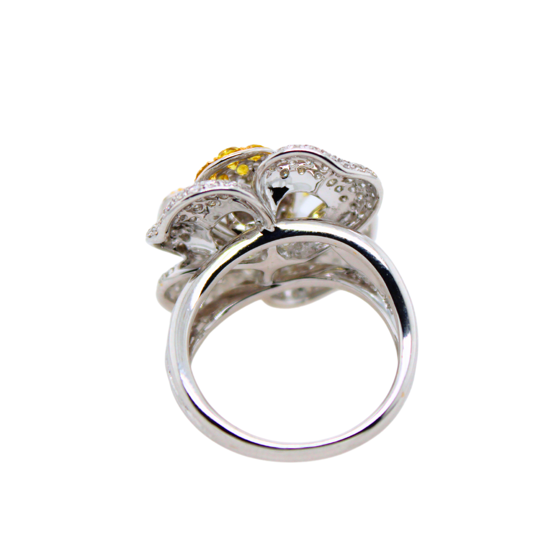 18K White and Yellow Gold Yellow Sapphire & Diamond Flower Cocktail Ring 2.35 Carats