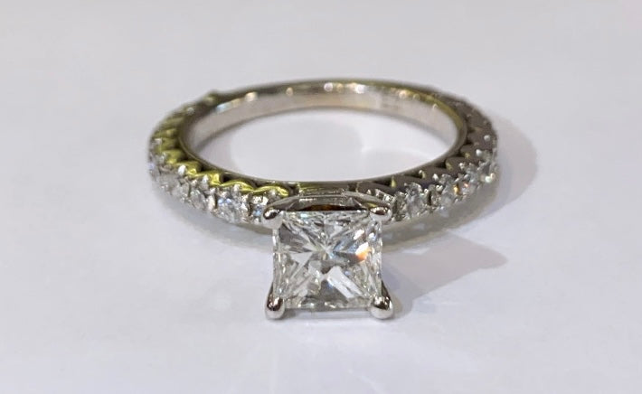 18K WHITE GOLD PRINCESS CUT DIAMOND RING WITH MATCHING BAND