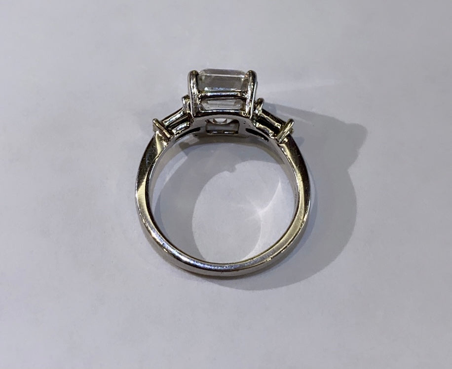 18K WHITE GOLD, VINTAGE 3 STONE DIAMOND ENGAGEMENT RING