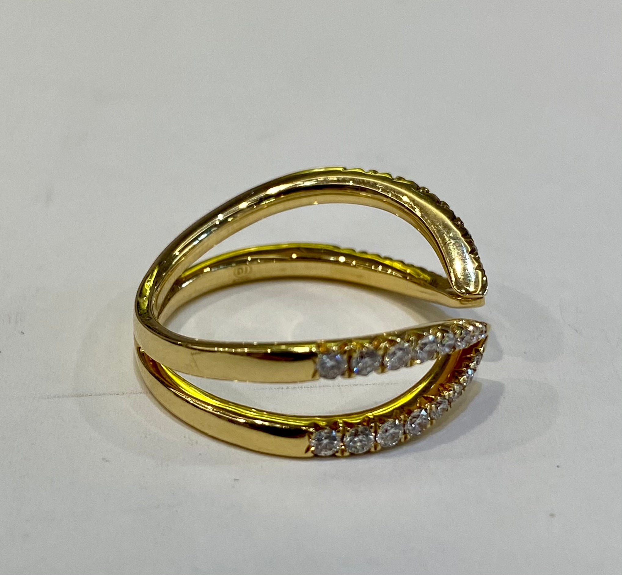 18K YELLOW GOLD DOUBLE-V RING