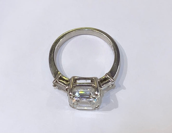 18K WHITE GOLD, VINTAGE 3 STONE DIAMOND ENGAGEMENT RING