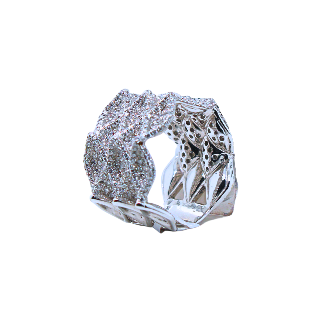 18k White Gold Wavy Fashion Diamond Ring