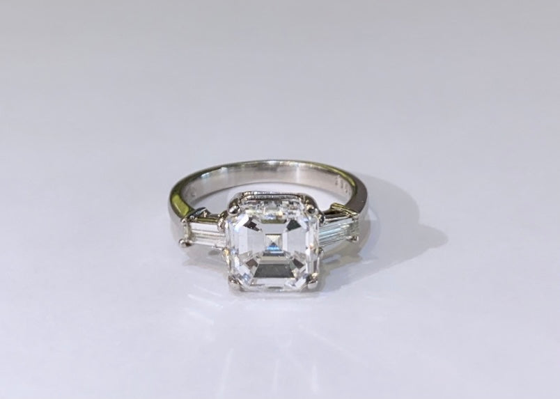 18KWG Vintage 3 Stone Diamond Ring 